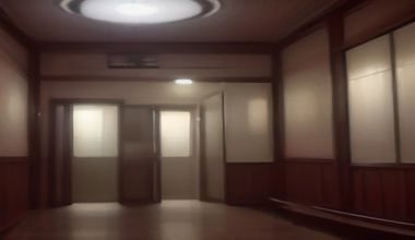 女性医学研究人员在实验室显微镜下观察阴道微生态样本，白色实验服，专业科研环境，体现爱液视频科学严谨态度